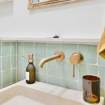 Apartment Studio Cache, Canal Saint-martin *